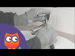En visitant des post du site, j'ai vu qu'il fallait devisser une vis sur le mitigeur pour pouvoir ensuite accéder aux joints qui doivent être poreux et qu'il faudra changer sans doute. Tuto Reparer Un Mitigeur Qui Fuit A La Base Et Changer Sa Cartouche Ooreka Fr Youtube