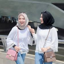 Tp di situkan warna nya putih.aq boleh ganti warna jadi abu ga.? Kita Adalah Sahabat Selalu Ingat Saat Kamu Jatuh Aku Aku Akan Membangkitkanmu Setelah Aku Selesai Tertawa Yuk Gaya Berpakaian Kasual Model Pakaian Hijab