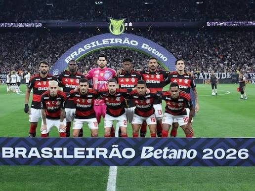 Bola de futebol em campo iluminado por refletores