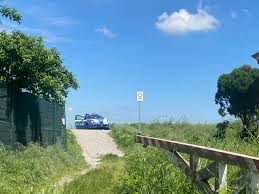 Tragedia agli argini. Uomo si accascia allimprovviso e muore