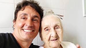 In 2005 he played the role of nicolás pacheco in amor en custodia next to osvaldo laport. Los Tiernos Videos De Sebastian Estevanez Con Su Abuela Eldoce Tv