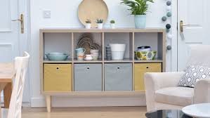 Le meuble casier kallax ou expedit ikea, agrémenter de portes couleur bois et d'emplacement pour bouteilles. 5 Ikea Hack Avec L Etagere Kallax Shake My Blog