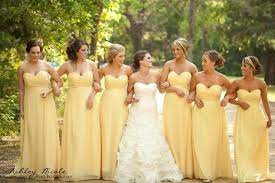 Las damas de honor en una boda tiene su fama de ser una parte de la boda muy americanada, sin embargo esta tradición surge en las bodas europeas de la se sugieren colores claros, neutros y pasteles como el amarillo, el verde claro, salmón, rosa palo, lila, esto en caso que la boda sea de día. Pin En Damas De Honor