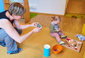 Basteln für ältere kinder, basteln mit naturmaterialien, holz und wolle deko basteln mit kindern, mitbringsel ,kinder basteln , mit cupcakeförmchen, klopapierrollen basteln, handabdruck oder fingerabdruck geschenke, bügelperlen, basteln mit klopapierrollen, basteln mit alten cds basteln. Basteln In Der Krippe Mit Kindern Unter 3 Praxisideen Kleinstkinder