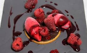 Sable Chocolat Framboise Sauce Au Vin De Maury Par Alain Ducasse Recette Chocolat Framboise Recette Sable Chocolat Desserts Aux Fruits