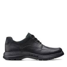 Smooth unfinished leather in the interior of the shoe and a lightly cushioned insole are comfortable against a bare foot. Men S Black Shoes Black Leather Shoes For Men Clarks