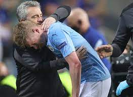 Kevin de bruyne was in obvious pain as he was clattered into by palinhacredit: Een Wreed Seizoenseinde Voor Een Van De Allerbeste Spelers Britse Pers Over De Pijnlijke Blessure Van De Bruyne In Cl Finale De Morgen