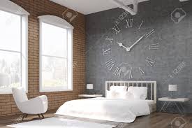 Einzige farbakzente sind die bunten dekokissen. Seitenansicht Schlafzimmer Mit Grossen Uhr Auf Graue Wand Ein Riesiges Bett Und Weissen Sessel Konzept Der Gemutlichen Zimmer 3d Rendering Lizenzfreie Fotos Bilder Und Stock Fotografie Image 63520686