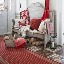 Country Homes Interiors Una Vibrante Rojo A Rayas Runner Es Un Gran Paso Que Le Calentara Un Ti Casas De Campo Interiores Decoracion De Unas Decoracion Sueca