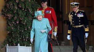 Serving military personnel may wear ceremonial day uniform (with medals) or equivalent. Erste Bilder So War Trooping The Colour Der Queen 2020 Promiflash De