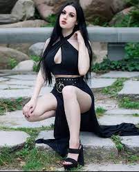Thick goth chick