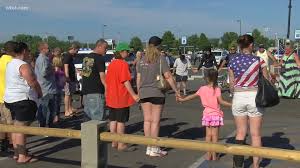 Mourners Flock To Home Depot Parking Lot Where Officer Dia Shot Wtol Com