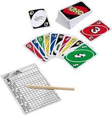 Un jeu Uno avec les cartes étalées et le calepin pour noter les scores.