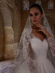 Oggi il bianco per l'abito da sposa è stato sdoganato in ogni situazione, lo usa la ventenne che convola a nozze con il fidanzatino di una vita, così come la donna cinquantenne in seconde nozze. Abito Da Sposa Principessa Vsv Abiti Su Misura Torino