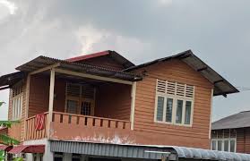 Sebaliknya, rumah di lingkungan padat penduduk seringkali tidak terlalu tinggi untuk memudahkan interaksi pada tetangga. Kayu Rumah Lama Sebiji Rumah Home Furniture Others On Carousell