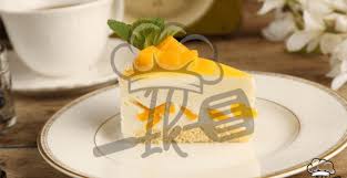 6.die erdbeeren werden nun klein geschnitten und auf den boden gegeben und mit der joghurtmasse bedeckt ! Leichte Low Carb Mango Joghurt Quark Torte 1k Rezepte