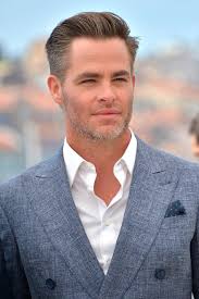 Chris pine was spotted showing off his natural hair color while out for a walk in los angeles with his girlfriend of two years, annabelle wallis. Chris Pine Is Starting To Look Like A Daddy And Holy Mother In The Best Way Possible Random Hot Guys