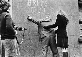 Ira Girls Searching A Man Location And Year Unknown 3301x2295 Women In History Ireland History Northern Ireland Troubles