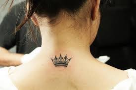 Cut around required tattoo, peel clear film and place face down onto clean skin, wet until paper slides off and let the tattoo air dry. Trendy Miniatyurnye Tatu Na Shee Tiara Tattoo Crown Tattoos For Women Crown Tattoo Design
