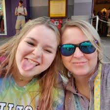 April Dickerson (@Aprilnicoled)