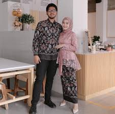 Baju kondangan yaitu model yang banyak dicari. Baju Couple Terbaru 2020 Dress Couple Tunangan Batik Sarimbit Baju Batik Modern Dress Couple Kondangan Couple Sarimbit Batik Kondangan Baju Batik Couple Alifah Lazada Indonesia