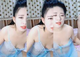 在线播放《最新顶流泄密》千元定制B站颜值热舞主播极品女神嫩妹【咬一口兔娘】10月金主私定~全裸露脸露三点裸舞~绝对带感-