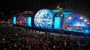 Schabrowski blätterte durch die zettel und sagte, dass es ab sofort gelten würde. Grosse Party Grosser Andrang Zehntausende Feiern Mauerfall Jubilaum Am Brandenburger Tor Rbb24