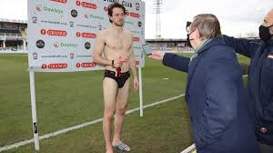 Vom bunten leibchen der sklaven und pharaonen bis zur alltagsbekleidung moderner menschen war es ein langer weg. Fa Trophy Englischer Amateurspieler Erfullt Sich Wembley Traum Und Gibt Interview In Unterhose Eurosport