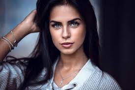 People usually think that most russian women are blondes and ukrainian girls have black hair. Black Hairstyles For Green Eyes 7 Rarest Combo