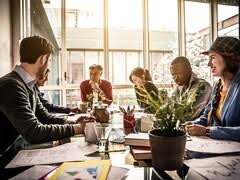 Informaţiile pe care le obţine, potrivit prezentului act adiţional, salariatul/angajatul, ca efect al executării contractului individual de muncă/convenţiei civile de prestări servicii intervenite între părţi, sunt strict confidenţiale. Clauza De Confidentialitate