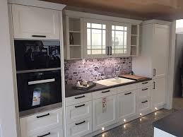 Hochglanz oder matt, gerahmt oder geriffelt. Nobilia Musterkuche Elegant Landhauskuche Mit Kochinsel Und Thekenplatte Kj13 Ausstellungskuche In Lubbecke Von Kuchen Center Lubbecke