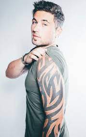 Les bonnes nouvelles sont que ce type de dessins a certainement évolué pendant ces dernières années. Tatouage Tribal Bras Pour Hommes Une Veritable Mine D Inspiration