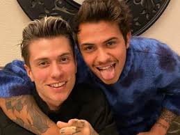 Scoprirete facilmente nuove canzoni e canzoni top di top charts. Stasera Benji Fede In Concerto Da Casa Corriere Nazionale