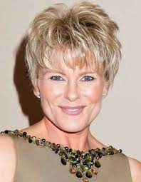 25 Schmeichelhafteste Frisuren Fur Altere Frau Short Hair With Layers Short Hair Styles Short Hairstyles For Older Women
