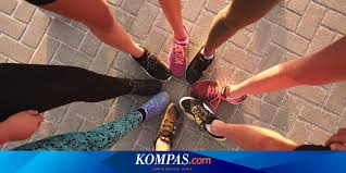 Sebuah produsen sepatu membuat 2 model sepatu menggunakan 2 bahan yang berbeda. Bagaimana Memilih Sepatu Lari Yang Tepat Halaman All Kompas Com