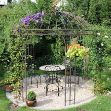 Unsere Eisenpavillons Werden Ohne Beschichtung Gefertigt Und Bekommen Dadurch Im Laufe Der Zeit Eine Gleichmassige Rostpati Garten Pavillon Garten Rosenpavillon