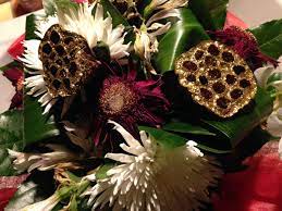 Quelques branches de sapin, fil de fer pour bricolage, fil floral, mousse florale, éléments utilisez le fil de fer pour préparer le squelette de la balle en lui donnant une forme sphérique. Creer Ses Compositions Florales De Noel Soi Meme Diy