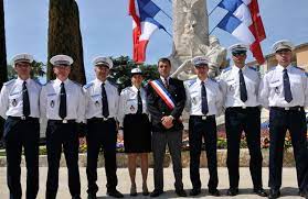 Des syndicats de policiers municipaux et «une fois de trop, au cours de la conférence de presse que le ministre de l'intérieur et le ministre de la défense ont tenue le 16 juillet 2016 à 19. Tenue De Ceremonie Police Municipale International Police Association