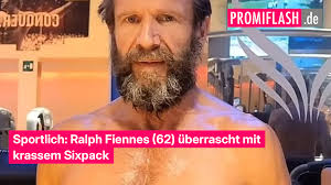 Sportlich: Ralph Fiennes (62) überrascht mit krassem Sixpack