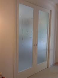 Le porte scorrevoli possono essere composte da una sola anta, oppure da ante sovrapposte che scorrono l'una su l'altra, ma vi sono. Porta Scorrevole A Due Ante In Vetro Stratificato Satinato Inciso Porte Vetro Decorate Porte Vetro Scorrevoli Porte Vetro