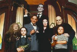 When a man (christopher lloyd) claiming to be fester, the missing brother of gomez addams (raul julia), arrives at the addams' home, the family is thrilled. Familia Adams Photos Facebook