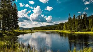 In de zomermaanden schommelt de temperatuur zo tussen de 13 en 17 graden, waarbij lapland in het hoge noorden tekent voor de dertien graden en het in de omgeving van stockholm en zuidelijker een stuk warmer is. Autovakantie Zweden De Mooiste Autoreizen In Zweden Anwb