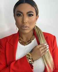 A correntaria tendência apontads nas passarelas dominam o street style. São  acessórios que se destacam bastante nas composições e grandes protagonistas  do momento! Desde a versão boldo com elos grossos e grandes