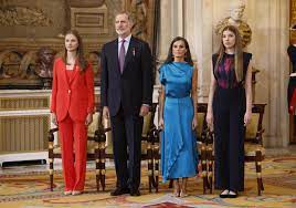 Doña Letizia y la infanta Sofía repiten 'look' ante el estreno de la  princesa Leonor | El Correo