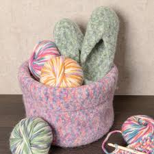Einen teppich filzen ist etwas anderes als leichte traditionelle handarbeit mit nadel und faden. Anleitung 491 0 Strickfilz Oder Hakelfilz Korb Aus Creative Filz Print Von Rico Design 2 Versch Farben