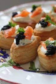 Un antipasto elegante e semplice da realizzare. Buona Domenica Vol Au Vent Al Salmone Affumicato Pastries With Smoked Salmon Food Wedding Buffet Food Vol Au Vent