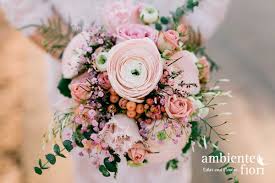 (risposta) fiori è albergo (luogo, edificio, fattoria), un edificio che fornisce l'alloggio e/o i pasti per il pubblico. Ambiente Fiori Edles Und Florales Fur Eure Hochzeit