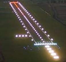 Brandweer en reddingsteam, ruk uit naar landingsbaan 29. Landingsbaan Met Strepen En Verlichting Voor Afstandbestuurbare Vliegtuigjes Peter Strepen Licht Verlichting