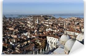 Venecia, situada en el noreste de italia en una bahía cerrada en el mar adriático, es famosa por su red de vías fluviales. Poster Venecia Desde El Aire Pixers Vivimos Para Cambiar