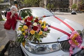 Old fashion lady with huge floral hat in shades of pink and purple. File Paris Old Lady Photographing A Wedding Car 1902 Jpg Wikimedia Commons